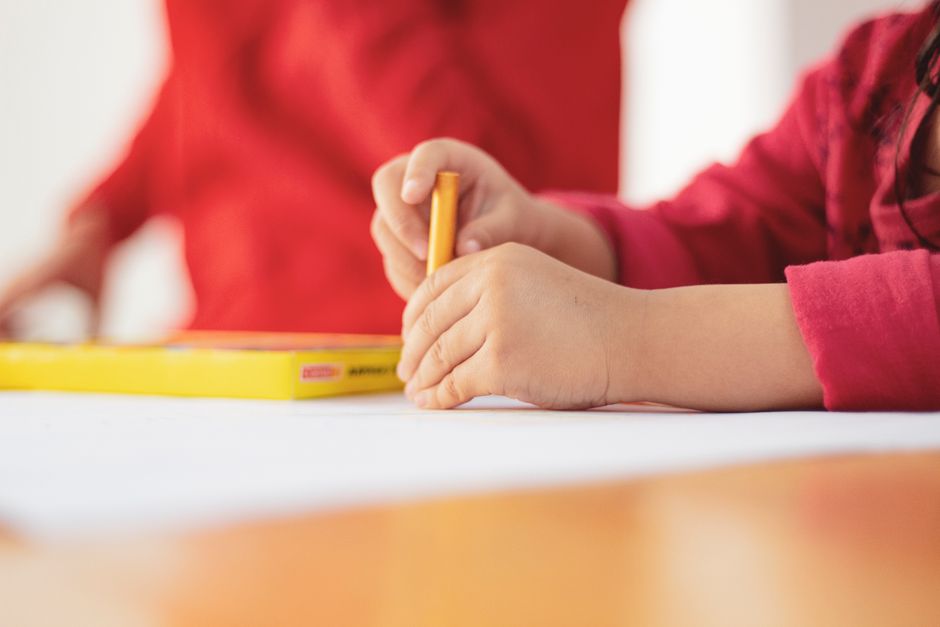 Motorik Halus dan Kesiapan Menulis: Begini Bintang Junior Melatih Tangan Kecil Si Kecil