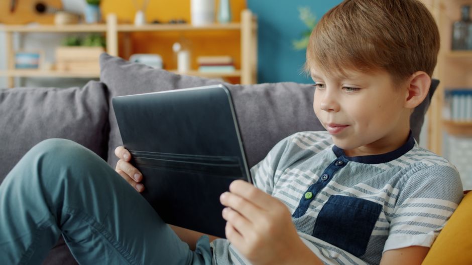 Gadget dan Layar: Bagaimana Bintang Junior Menempatkan Teknologi secara Sehat dalam Belajar Calistung Anak