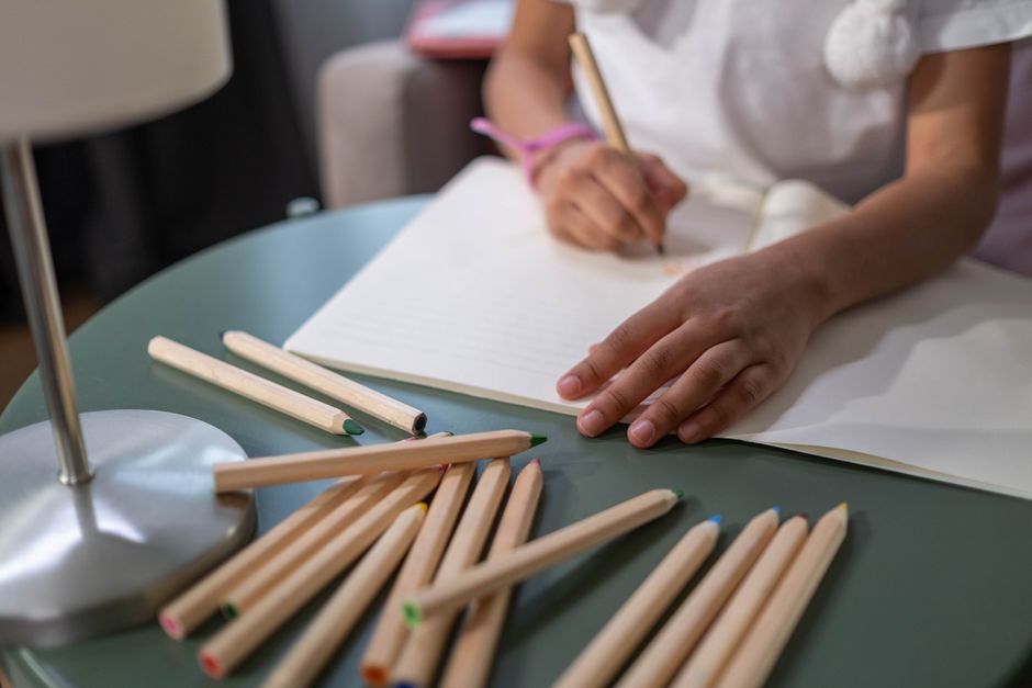 Huruf Masih Terbalik dan Tulisan Belum Rapi? Ini Tahapan Menulis yang Dilatih Bintang Junior Sebelum Anak Masuk SD