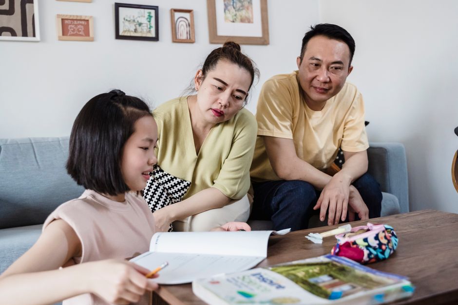 Orang Tua di Rumah, Tutor di Kelas: Begini Kerjasama Terbaik untuk Belajar Calistung Anak