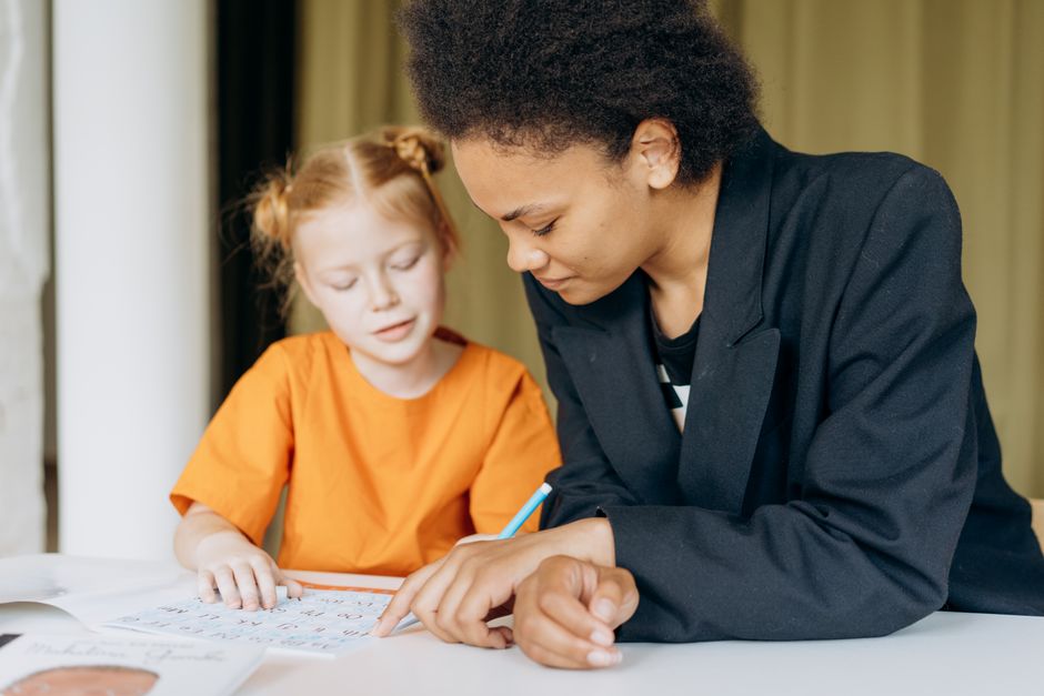 Siapa yang Menemani Si Kecil Belajar? Begini Bintang Junior Menyiapkan Tutor Kelas Calistung